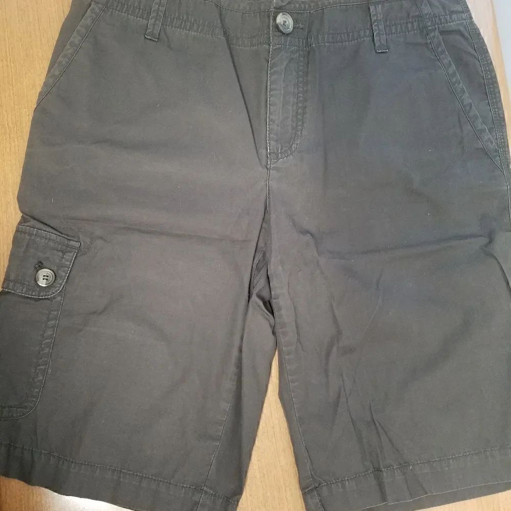 💕Liz Claiborne size 10 dark brown sloane cargo type shorts